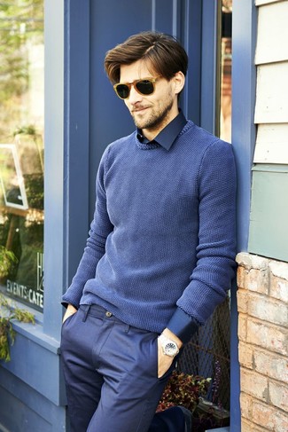 blauer Pullover mit einem Rundhalsausschnitt von McQ