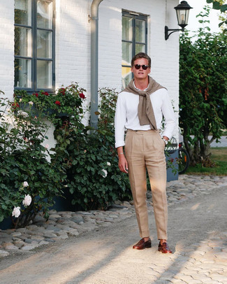 30 Jährige: Braune Leder Slipper kombinieren – 500+ Herren Outfits: Etwas Einfaches wie die Wahl von einem braunen Pullover mit einem Rundhalsausschnitt und einer beige Anzughose kann Sie von der Menge abheben. Braune Leder Slipper sind eine perfekte Wahl, um dieses Outfit zu vervollständigen.
