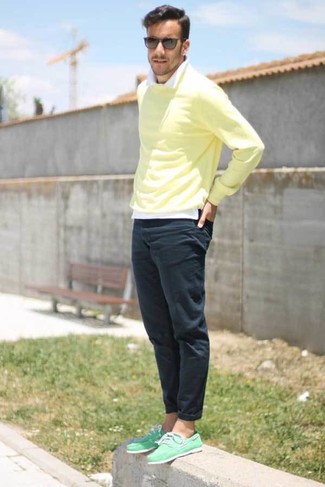 Gelben Pullover mit einem Rundhalsausschnitt kombinieren – 215 Herren Outfits: Erwägen Sie das Tragen von einem gelben Pullover mit einem Rundhalsausschnitt und einer dunkelblauen Chinohose für ein großartiges Wochenend-Outfit. Mintgrüne Segeltuch Bootsschuhe sind eine kluge Wahl, um dieses Outfit zu vervollständigen.