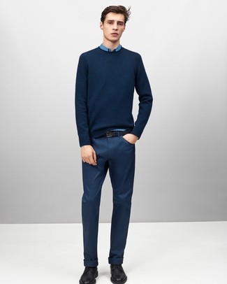Welche Derby Schuhe mit blauer Chinohose zu tragen – 343 Smart-Casual Herren Outfits: Kombinieren Sie einen dunkelblauen Pullover mit einem Rundhalsausschnitt mit einer blauen Chinohose für ein bequemes Outfit, das außerdem gut zusammen passt. Fühlen Sie sich ideenreich? Entscheiden Sie sich für Derby Schuhe.