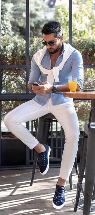 30 Jährige: Weiße Chinohose kombinieren – 500+ Casual Herren Outfits: Vereinigen Sie einen weißen Pullover mit einem Rundhalsausschnitt mit einer weißen Chinohose für ein bequemes Outfit, das außerdem gut zusammen passt. Suchen Sie nach leichtem Schuhwerk? Entscheiden Sie sich für dunkelblauen Segeltuch niedrige Sneakers für den Tag.