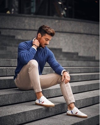 Weiße bedruckte Segeltuch niedrige Sneakers kombinieren – 100 Herren Outfits warm Wetter: Kombinieren Sie einen blauen Pullover mit einem Rundhalsausschnitt mit einer beige Chinohose für ein Alltagsoutfit, das Charakter und Persönlichkeit ausstrahlt. Fühlen Sie sich mutig? Komplettieren Sie Ihr Outfit mit weißen bedruckten Segeltuch niedrigen Sneakers.