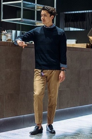 Welche Langarmhemden mit dunkelblauen Pullovers mit einem Rundhalsausschnitt zu tragen – 192 Herbst Herren Outfits: Entscheiden Sie sich für einen dunkelblauen Pullover mit einem Rundhalsausschnitt und ein Langarmhemd, um mühelos alles zu meistern, was auch immer der Tag bringen mag. Ergänzen Sie Ihr Outfit mit dunkelblauen Leder Slippern, um Ihr Modebewusstsein zu zeigen. Dieser Look ist ein perfekter Übergangs-Look.