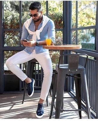 weißer Pullover mit einem Rundhalsausschnitt, hellblaues Langarmhemd, weiße Chinohose, dunkelblaue Segeltuch niedrige Sneakers für Herren