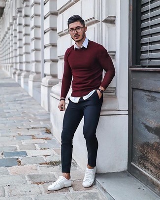 Roten Pullover mit einem Rundhalsausschnitt kombinieren – 40 Casual Frühling Herren Outfits: Erwägen Sie das Tragen von einem roten Pullover mit einem Rundhalsausschnitt und einer dunkelblauen Chinohose, um mühelos alles zu meistern, was auch immer der Tag bringen mag. Weiße Segeltuch niedrige Sneakers liefern einen wunderschönen Kontrast zu dem Rest des Looks. Dieser Look ist wunderbar für den Frühling geeignet.