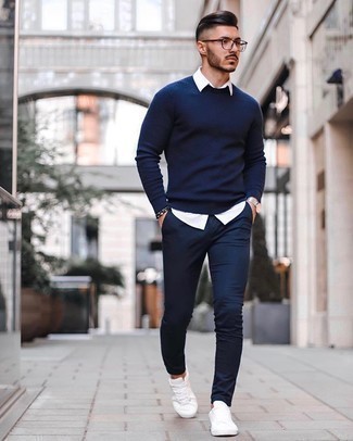 Blauen Pullover mit einem Rundhalsausschnitt kombinieren – 500+ Herren Outfits: Paaren Sie einen blauen Pullover mit einem Rundhalsausschnitt mit einer dunkelblauen Chinohose für ein großartiges Wochenend-Outfit. Fühlen Sie sich mutig? Entscheiden Sie sich für weißen Segeltuch niedrige Sneakers.
