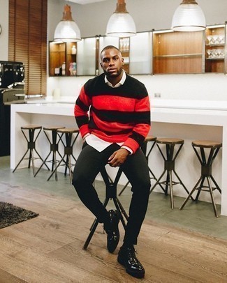 roter und schwarzer horizontal gestreifter Pullover mit einem Rundhalsausschnitt von Calvin Klein 205W39nyc