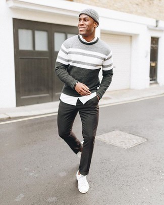 Dunkelbraunes Armband kombinieren – 500+ Casual Herren Outfits: Kombinieren Sie einen grauen horizontal gestreiften Pullover mit einem Rundhalsausschnitt mit einem dunkelbraunen Armband für einen entspannten Wochenend-Look. Fühlen Sie sich mutig? Entscheiden Sie sich für weißen Segeltuch niedrige Sneakers.