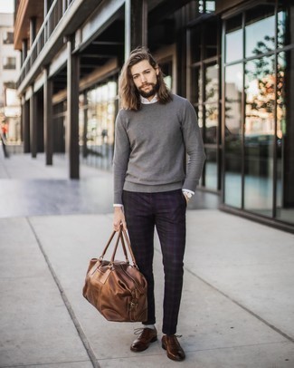 Braune Leder Sporttasche kombinieren – 154 Herren Outfits: Kombinieren Sie einen grauen Pullover mit einem Rundhalsausschnitt mit einer braunen Leder Sporttasche für einen entspannten Wochenend-Look. Fühlen Sie sich mutig? Komplettieren Sie Ihr Outfit mit braunen Leder Oxford Schuhen.