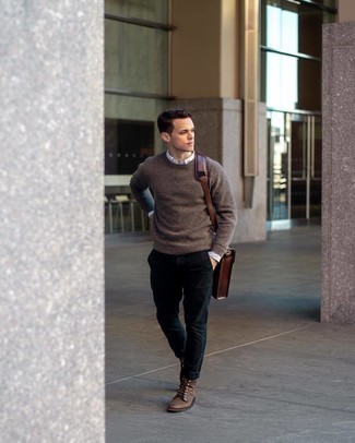 Dunkelbraune Leder Aktentasche kombinieren – 185 Smart-Casual Herren Outfits: Kombinieren Sie einen braunen Pullover mit einem Rundhalsausschnitt mit einer dunkelbraunen Leder Aktentasche für einen entspannten Wochenend-Look. Fühlen Sie sich ideenreich? Komplettieren Sie Ihr Outfit mit einer braunen Lederfreizeitstiefeln.