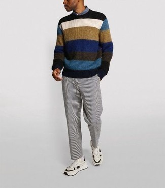 mehrfarbiger horizontal gestreifter Pullover mit einem Rundhalsausschnitt von Nuur
