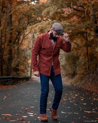 Braune Wildlederfreizeitstiefel kombinieren – 500+ Herren Outfits: Entscheiden Sie sich für einen grauen Pullover mit einem Rundhalsausschnitt und eine dunkelblaue Chinohose, um einen lockeren, aber dennoch stylischen Look zu erhalten. Eine braune Wildlederfreizeitstiefel sind eine einfache Möglichkeit, Ihren Look aufzuwerten.
