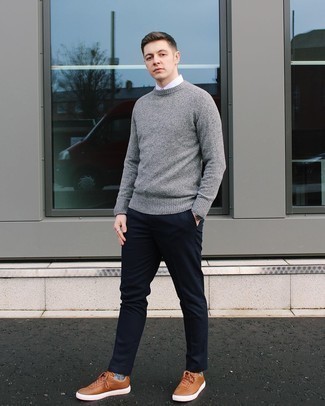 Grauen Pullover mit einem Rundhalsausschnitt kombinieren – 500+ Herren Outfits: Kombinieren Sie einen grauen Pullover mit einem Rundhalsausschnitt mit einer dunkelblauen Chinohose für einen bequemen Alltags-Look. Wenn Sie nicht durch und durch formal auftreten möchten, ergänzen Sie Ihr Outfit mit braunen Leder niedrigen Sneakers.