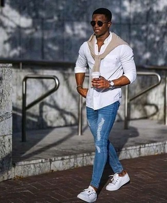 hellbeige Pullover mit einem Rundhalsausschnitt, weißes Langarmhemd, blaue enge Jeans mit Destroyed-Effekten, weiße Segeltuch niedrige Sneakers für Herren