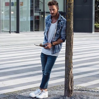 Welche enge Jeans mit dunkelblauen Langarmhemdes zu tragen – 94 Herren Outfits warm Wetter: Ein dunkelblaues Langarmhemd und enge Jeans sind eine perfekte Wochenend-Kombination. Weiße niedrige Sneakers sind eine gute Wahl, um dieses Outfit zu vervollständigen.