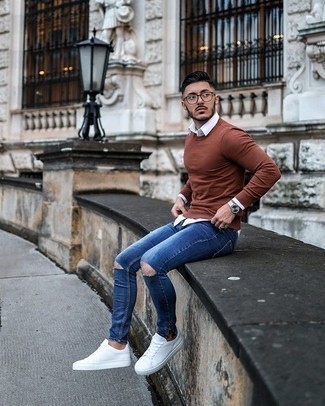 Braunen Pullover mit einem Rundhalsausschnitt kombinieren – 7 Lässige Herren Outfits: Entscheiden Sie sich für Komfort in einem braunen Pullover mit einem Rundhalsausschnitt und blauen engen Jeans mit Destroyed-Effekten. Fühlen Sie sich mutig? Vervollständigen Sie Ihr Outfit mit weißen Segeltuch niedrigen Sneakers.
