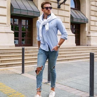 20 Jährige: Jeans mit Destroyed-Effekten kombinieren – 500+ Frühling Herren Outfits: Entscheiden Sie sich für einen weißen Pullover mit einem Rundhalsausschnitt und Jeans mit Destroyed-Effekten für einen entspannten Wochenend-Look. Fühlen Sie sich ideenreich? Vervollständigen Sie Ihr Outfit mit weißen Segeltuch niedrigen Sneakers. Schon haben wir ein super Outfit in der Übergangszeit.