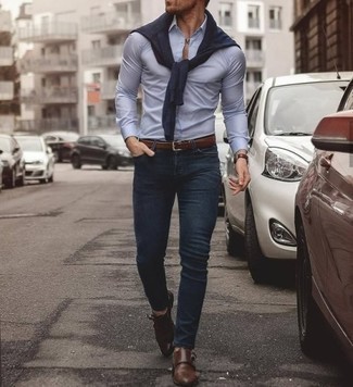 Dunkelblauen Pullover mit einem Rundhalsausschnitt kombinieren – 570+ Smart-Casual Herren Outfits: Entscheiden Sie sich für einen dunkelblauen Pullover mit einem Rundhalsausschnitt und dunkelblauen enge Jeans für ein sonntägliches Mittagessen mit Freunden. Fühlen Sie sich mutig? Entscheiden Sie sich für braunen Doppelmonks aus Leder.
