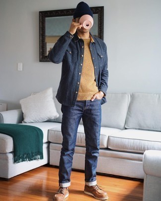 Hellbeige Pullover mit einem Rundhalsausschnitt kombinieren – 500+ Herren Outfits: Tragen Sie einen hellbeige Pullover mit einem Rundhalsausschnitt und dunkelblauen Jeans für ein Alltagsoutfit, das Charakter und Persönlichkeit ausstrahlt. Putzen Sie Ihr Outfit mit einer braunen Lederfreizeitstiefeln.