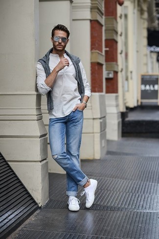 Weiße niedrige Sneakers kombinieren – 500+ Herren Outfits: Kombinieren Sie einen grauen Pullover mit einem Rundhalsausschnitt mit hellblauen Jeans, um einen lockeren, aber dennoch stylischen Look zu erhalten. Vervollständigen Sie Ihr Look mit weißen niedrigen Sneakers.