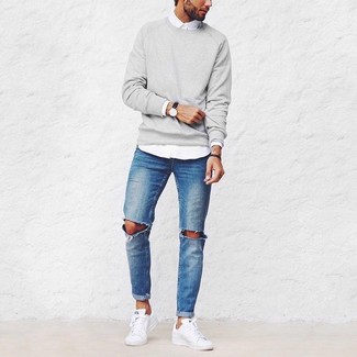 Weiße niedrige Sneakers kombinieren – 500+ Herren Outfits: Für ein bequemes Couch-Outfit, erwägen Sie das Tragen von einem grauen Pullover mit einem Rundhalsausschnitt und blauen Jeans mit Destroyed-Effekten. Fühlen Sie sich ideenreich? Komplettieren Sie Ihr Outfit mit weißen niedrigen Sneakers.