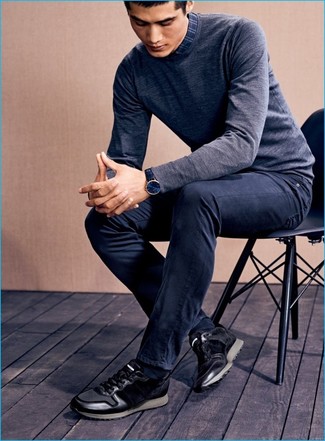 grauer Pullover mit einem Rundhalsausschnitt, dunkelblaues Langarmhemd mit Schottenmuster, dunkelblaue Jeans, schwarze niedrige Sneakers für Herren