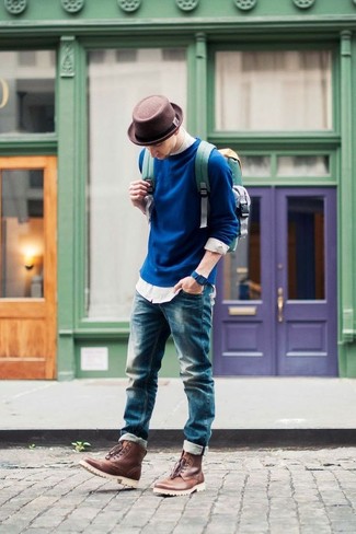Wie dunkelblauen Pullover mit einem Rundhalsausschnitt mit brauner Lederfreizeitstiefel zu kombinieren – 20 Smart-Casual Herren Outfits warm Wetter: Paaren Sie einen dunkelblauen Pullover mit einem Rundhalsausschnitt mit blauen Jeans, um mühelos alles zu meistern, was auch immer der Tag bringen mag. Fügen Sie eine braune Lederfreizeitstiefel für ein unmittelbares Style-Upgrade zu Ihrem Look hinzu.