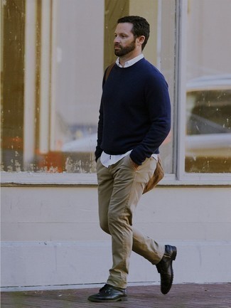 Braune Segeltuch Umhängetasche kombinieren – 65 Herren Outfits: Entscheiden Sie sich für einen dunkelblauen Pullover mit einem Rundhalsausschnitt und eine braune Segeltuch Umhängetasche für einen entspannten Wochenend-Look. Setzen Sie bei den Schuhen auf die klassische Variante mit einer schwarzen Lederfreizeitstiefeln.