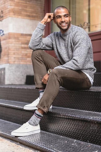 Braune Jeans kombinieren – 261 Herren Outfits: Kombinieren Sie einen grauen Pullover mit einem Rundhalsausschnitt mit braunen Jeans für ein sonntägliches Mittagessen mit Freunden. Komplettieren Sie Ihr Outfit mit weißen Segeltuch niedrigen Sneakers.