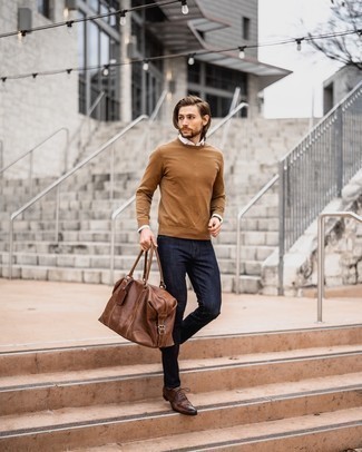 Braune Leder Sporttasche kombinieren – 154 Herren Outfits: Ein rotbrauner Pullover mit einem Rundhalsausschnitt und eine braune Leder Sporttasche sind eine ideale Outfit-Formel für Ihre Sammlung. Entscheiden Sie sich für braunen Leder Brogues, um Ihr Modebewusstsein zu zeigen.