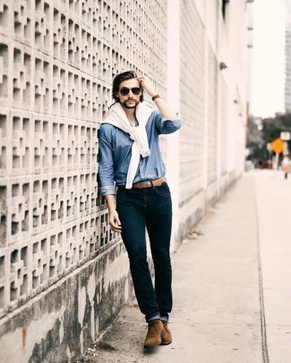 30 Jährige: Welche Jeans mit weißen Pullovers mit einem Rundhalsausschnitt zu tragen – 84 Smart-Casual Herren Outfits: Kombinieren Sie einen weißen Pullover mit einem Rundhalsausschnitt mit Jeans, um mühelos alles zu meistern, was auch immer der Tag bringen mag. Braune Chukka-Stiefel aus Wildleder sind eine ideale Wahl, um dieses Outfit zu vervollständigen.