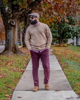 Violette Jeans kombinieren – 11 Herren Outfits: Kombinieren Sie einen beige Pullover mit einem Rundhalsausschnitt mit violetten Jeans für einen bequemen Alltags-Look. Machen Sie Ihr Outfit mit beige Chelsea Boots aus Wildleder eleganter.