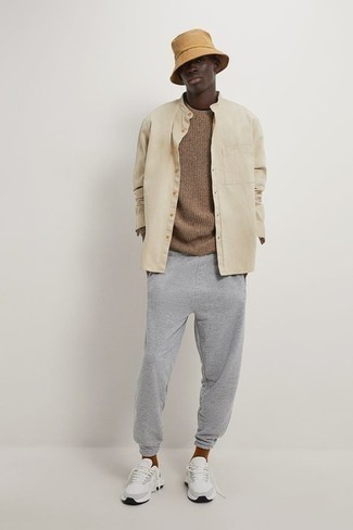 brauner Pullover mit einem Rundhalsausschnitt, hellbeige Langarmhemd, graue Jogginghose, weiße Sportschuhe für Herren