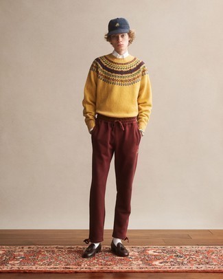 Teenager: Outfits Herren 2024: Für ein bequemes Couch-Outfit, paaren Sie einen gelben Pullover mit einem Rundhalsausschnitt mit Norwegermuster mit einer braunen Jogginghose. Fühlen Sie sich ideenreich? Vervollständigen Sie Ihr Outfit mit dunkelbraunen Leder Slippern mit Quasten.
