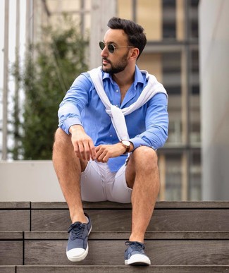30 Jährige: Blaues Langarmhemd kombinieren – 500+ Casual Herren Outfits warm Wetter: Vereinigen Sie ein blaues Langarmhemd mit einem weißen Pullover mit einem Rundhalsausschnitt für ein großartiges Wochenend-Outfit. Fühlen Sie sich ideenreich? Komplettieren Sie Ihr Outfit mit dunkelblauen und weißen Segeltuch niedrigen Sneakers.