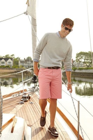 Gepunktetes Langarmhemd kombinieren – 154 Herren Outfits: Paaren Sie ein gepunktetes Langarmhemd mit rosa Shorts für ein Alltagsoutfit, das Charakter und Persönlichkeit ausstrahlt. Dunkelbraune Leder Bootsschuhe sind eine kluge Wahl, um dieses Outfit zu vervollständigen.