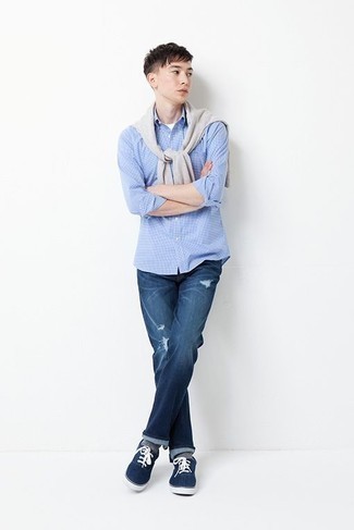 Grauen Pullover mit einem Rundhalsausschnitt kombinieren – 500+ Herren Outfits: Für ein bequemes Couch-Outfit, erwägen Sie das Tragen von einem grauen Pullover mit einem Rundhalsausschnitt und blauen Jeans mit Destroyed-Effekten. Fühlen Sie sich mutig? Ergänzen Sie Ihr Outfit mit dunkelblauen Segeltuch niedrigen Sneakers.