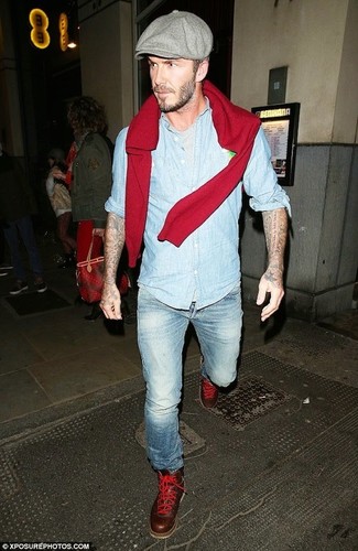 David Beckham trägt roter Pullover mit einem Rundhalsausschnitt, hellblaues Chambray Langarmhemd, graues T-Shirt mit einem Rundhalsausschnitt, hellblaue Jeans