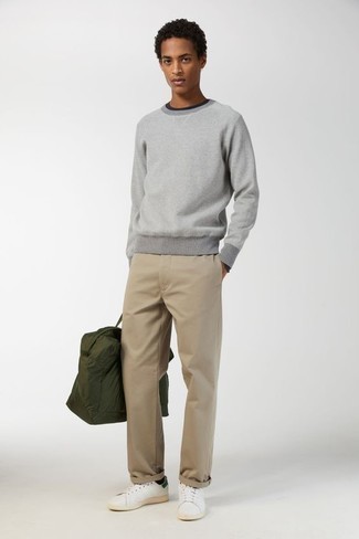 Dunkelgrüne Taschen kombinieren – 818+ Herren Outfits: Erwägen Sie das Tragen von einem grauen Pullover mit einem Rundhalsausschnitt und dunkelgrünen Taschen für einen entspannten Wochenend-Look. Heben Sie dieses Ensemble mit weißen und grünen Leder niedrigen Sneakers hervor.