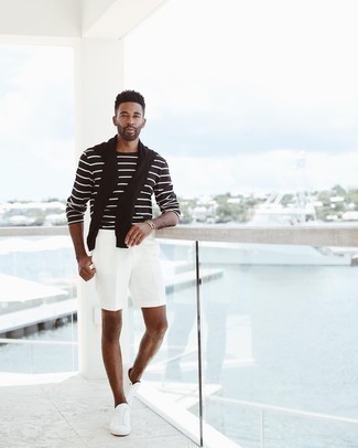 Schwarzen Pullover mit einem Rundhalsausschnitt kombinieren – 500+ Herren Outfits: Kombinieren Sie einen schwarzen Pullover mit einem Rundhalsausschnitt mit weißen Shorts, um mühelos alles zu meistern, was auch immer der Tag bringen mag. Vervollständigen Sie Ihr Look mit weißen Segeltuch niedrigen Sneakers.