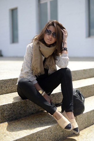 weißer Spitze Pullover mit einem Rundhalsausschnitt, schwarze Leggings, beige Leder Espadrilles, schwarze Shopper Tasche aus Leder für Damen