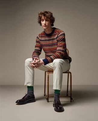 Dunkelgraue bedruckte Socken kombinieren – 38 Herren Outfits: Kombinieren Sie einen mehrfarbigen Pullover mit einem Rundhalsausschnitt mit Norwegermuster mit dunkelgrauen bedruckten Socken für einen entspannten Wochenend-Look. Fühlen Sie sich mutig? Entscheiden Sie sich für dunkellila Leder Derby Schuhe.