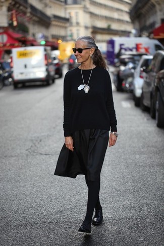 60 Jährige: Outfits Damen 2024: Ein schwarzer Pullover mit einem Rundhalsausschnitt und ein schwarzer Falten Midirock sind absolut Casual-Essentials und können mit einer Vielzahl von Stücken kombiniert werden. Schwarze leder oxford schuhe putzen umgehend selbst den bequemsten Look heraus.