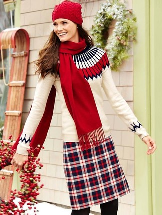 Beige Pullover mit einem Rundhalsausschnitt mit Norwegermuster kombinieren – 2 Damen Outfits: Probieren Sie die Paarung aus einem beige Pullover mit einem Rundhalsausschnitt mit Norwegermuster und einem roten und dunkelblauen Minirock mit Schottenmuster, um ein Casual-Outfit zu kreieren.