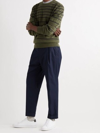 olivgrüner horizontal gestreifter Pullover mit einem Rundhalsausschnitt, dunkelblaue Chinohose, weiße und schwarze Leder niedrige Sneakers, graue Socken für Herren