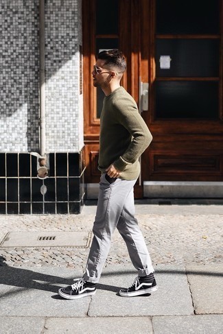 Olivgrünen Pullover kombinieren – 500+ Herbst Herren Outfits: Kombinieren Sie einen olivgrünen Pullover mit einer grauen Chinohose, um einen lockeren, aber dennoch stylischen Look zu erhalten. Fühlen Sie sich mutig? Entscheiden Sie sich für schwarzen und weißen hohe Sneakers aus Segeltuch. Das Outfit ist mega und passt super zum Herbst.