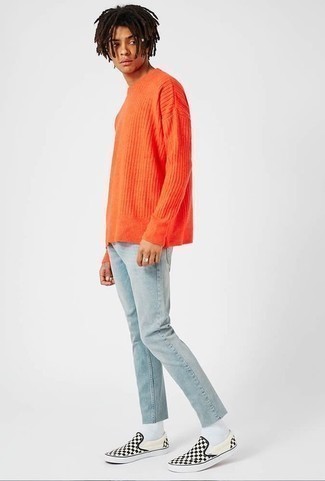 orange Pullover mit einem Rundhalsausschnitt, hellblaue Jeans, schwarze und weiße Slip-On Sneakers aus Segeltuch mit Karomuster, weiße Socken für Herren