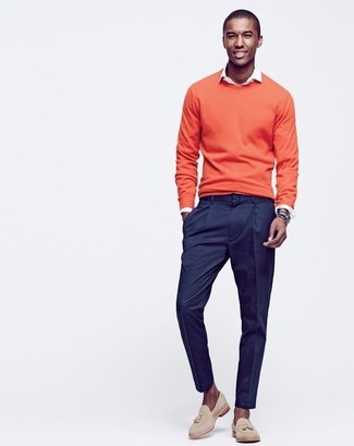 Orange Pullover mit einem Rundhalsausschnitt kombinieren – 215 Herren Outfits: Tragen Sie einen orange Pullover mit einem Rundhalsausschnitt und eine dunkelblaue Anzughose, um vor Klasse und Perfektion zu strotzen. Ergänzen Sie Ihr Look mit hellbeige Wildleder Slippern mit Quasten.
