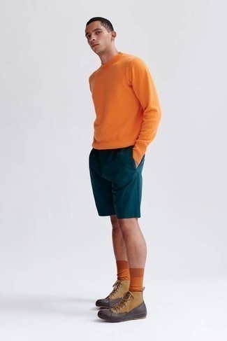 20 Jährige: Dunkeltürkise Shorts kombinieren – 117 Herren Outfits: Die Vielseitigkeit von einem orange Pullover mit einem Rundhalsausschnitt und dunkeltürkisen Shorts machen sie zu einer lohnenswerten Investition. Fühlen Sie sich mutig? Komplettieren Sie Ihr Outfit mit beige hohen Sneakers aus Segeltuch.