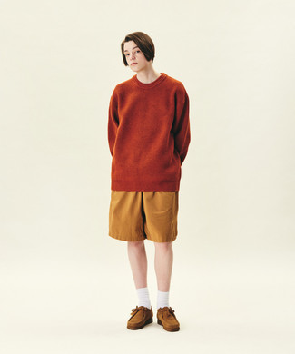 Orange Pullover mit einem Rundhalsausschnitt kombinieren – 215 Herren Outfits: Kombinieren Sie einen orange Pullover mit einem Rundhalsausschnitt mit rotbraunen Shorts, um einen lockeren, aber dennoch stylischen Look zu erhalten. Braune Chukka-Stiefel aus Wildleder sind eine ideale Wahl, um dieses Outfit zu vervollständigen.